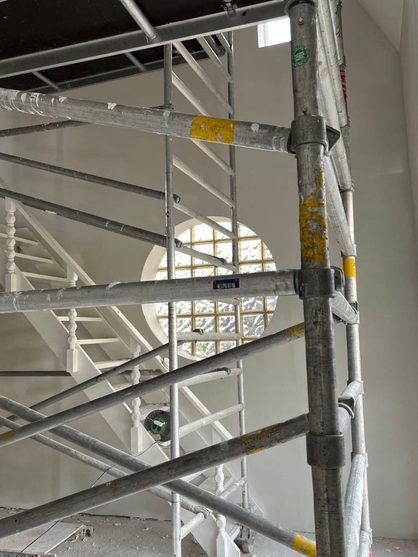 De vide tijdens de werkzaamheden, vol steigerwerk