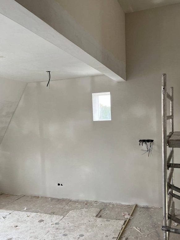 Werkkamer onder het dak tijdens de werkzaamheden