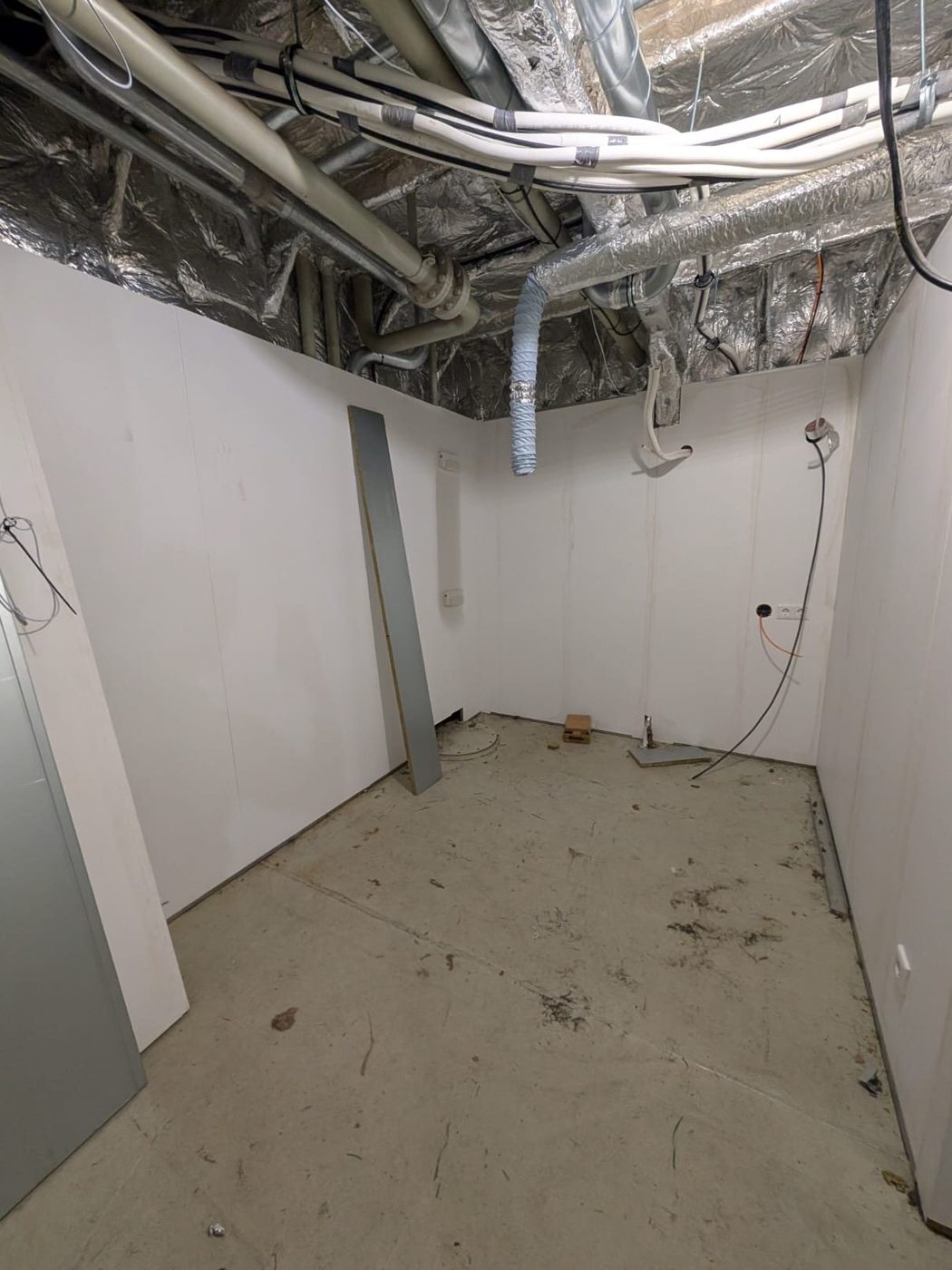 Het bemanningsverblijf tijdens de opbouw, met de systeemwanden geplaatst