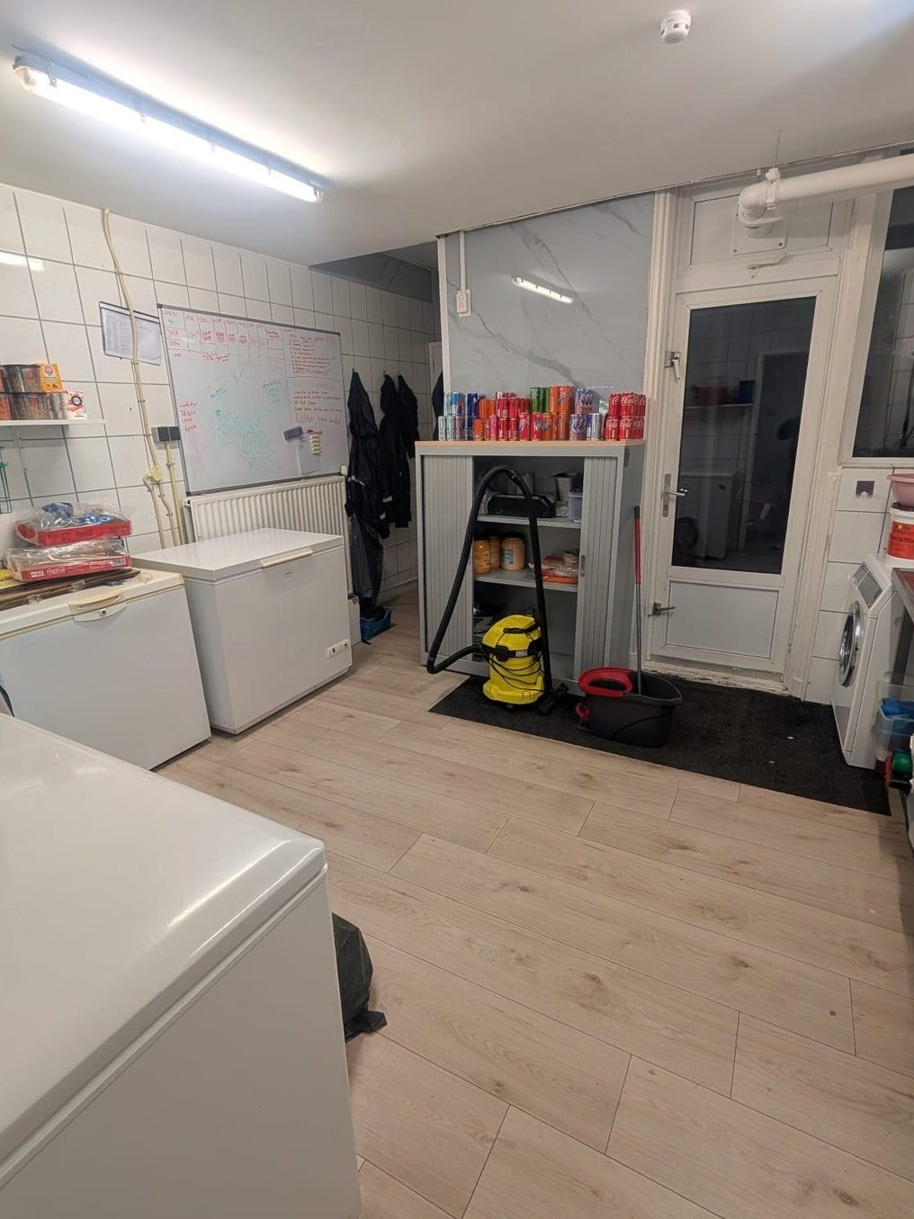 De achterruimte met nieuwe vloer en wandpanelen