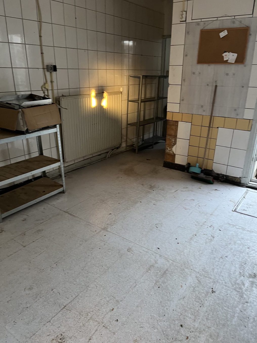 De achterruimte van de snackbar voor de renovatie