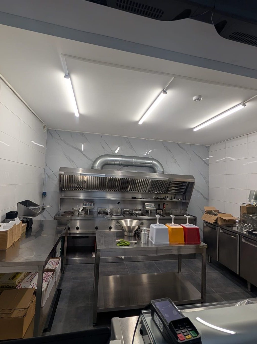 De keuken met nieuwe wandafwerking na de renovatie