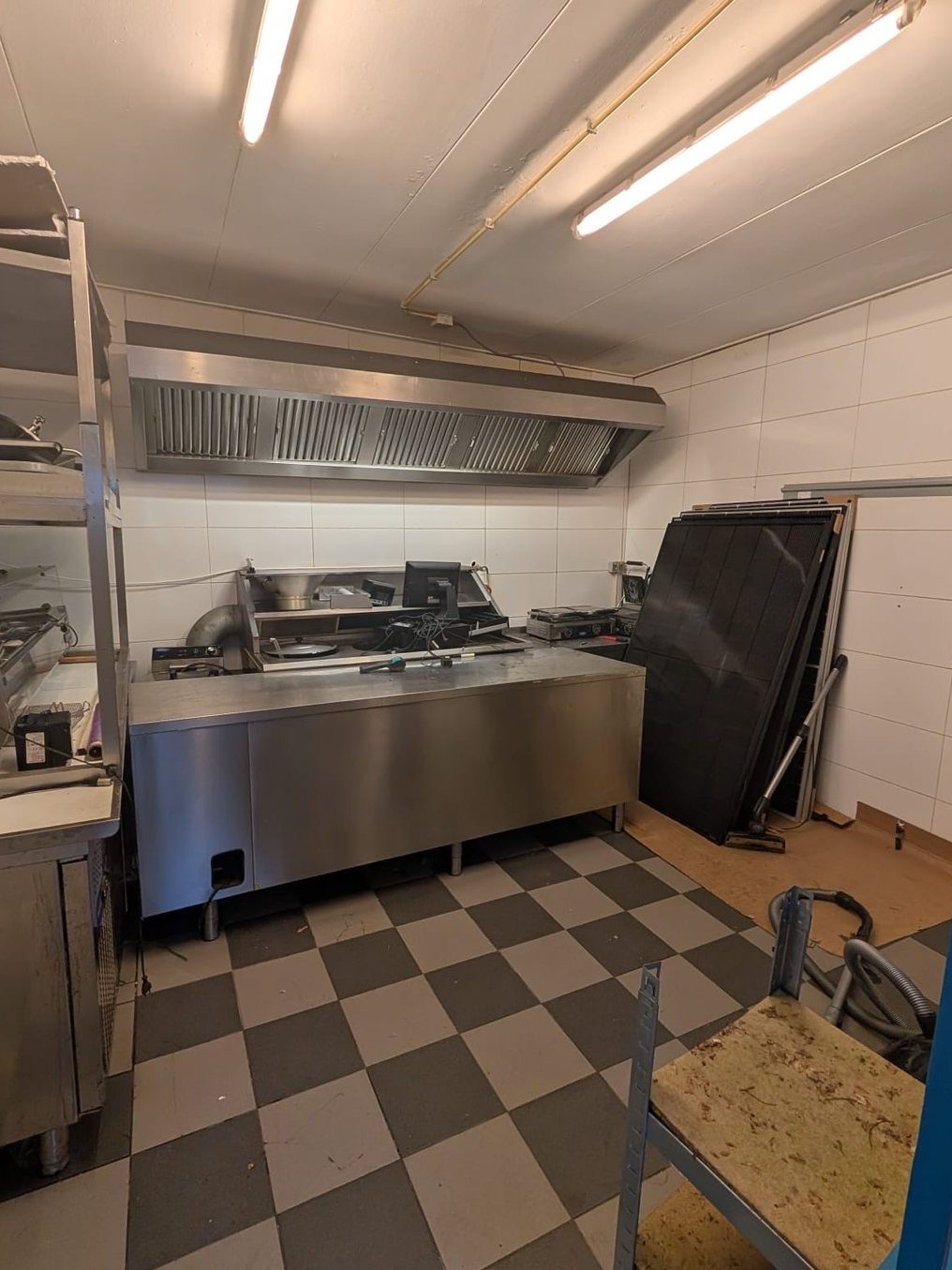 De keuken van de snackbar voor de renovatie