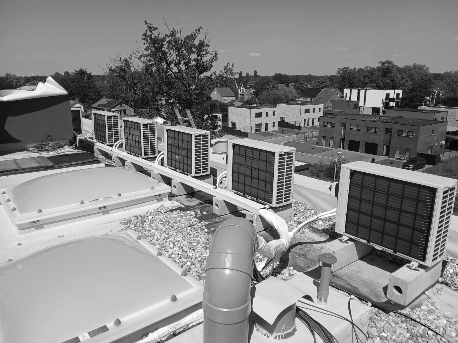 Rij warmtepompen op het dak van een bedrijfspand